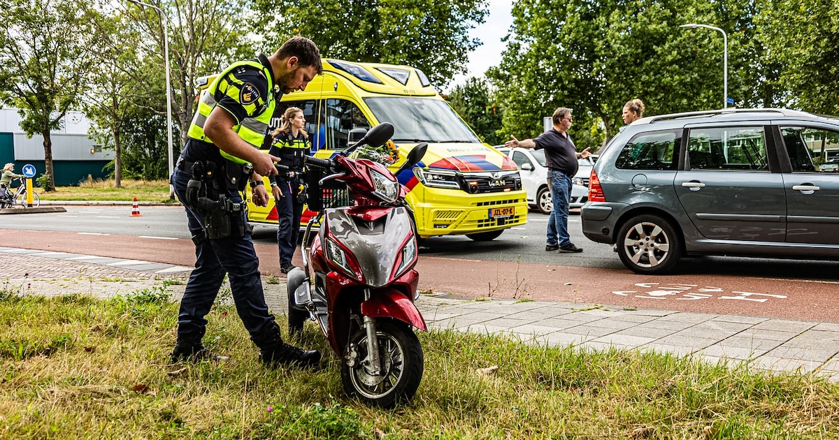 Vrouw in scootmobiel gewond na botsing met auto in Assen