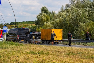 Voorbijgangers schieten te hulp bij bermbrand langs A50 bij Eindhoven