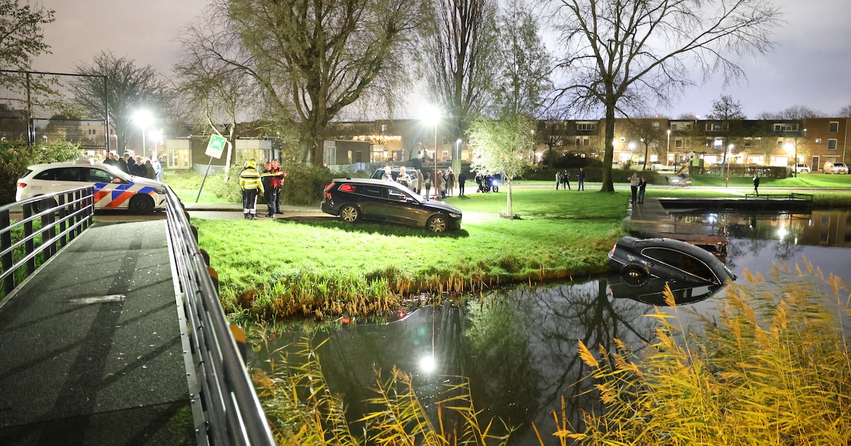 Auto scheurt over fietspad en eindigt in water na politieachtervolging, bestuurder spoorloos