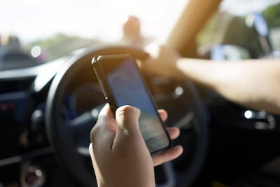 Bestuurder (45) raast met 138 km/u door rood met telefoon in de hand, botsing brengt hem tot stilsta