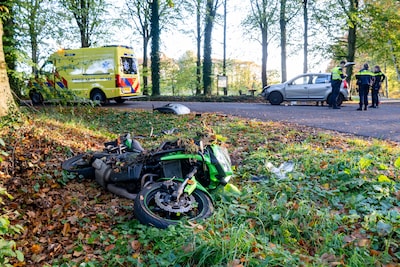 Motorrijder onderuit na botsing met auto op kruising in Laren
