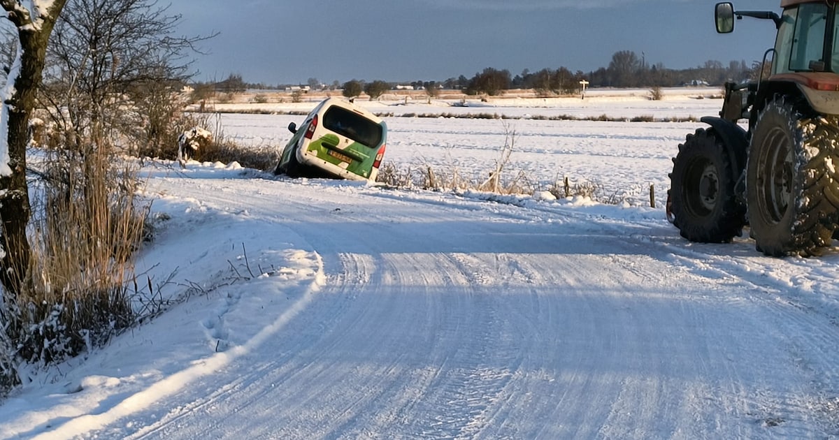 Veearts uit Kollum belandt in sloot door gladheid, veehouder schiet te hulp met trekker