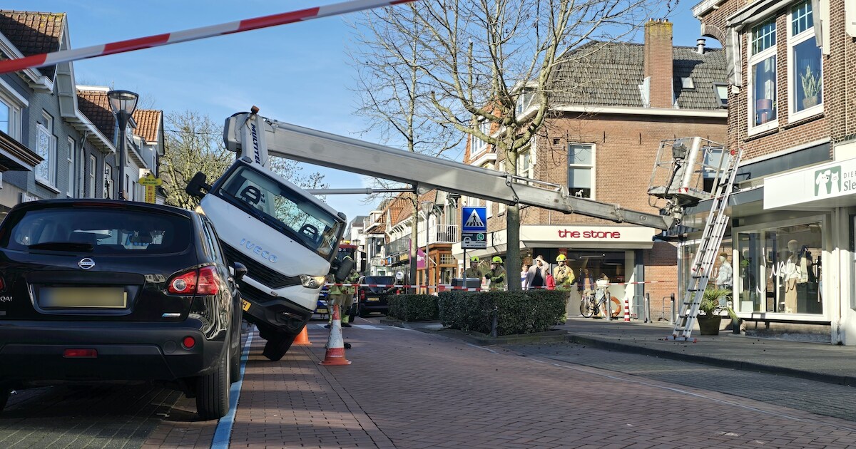 Hoogwerker kantelt tegen winkelpand in de Kempenaerstraat in Oegstgeest