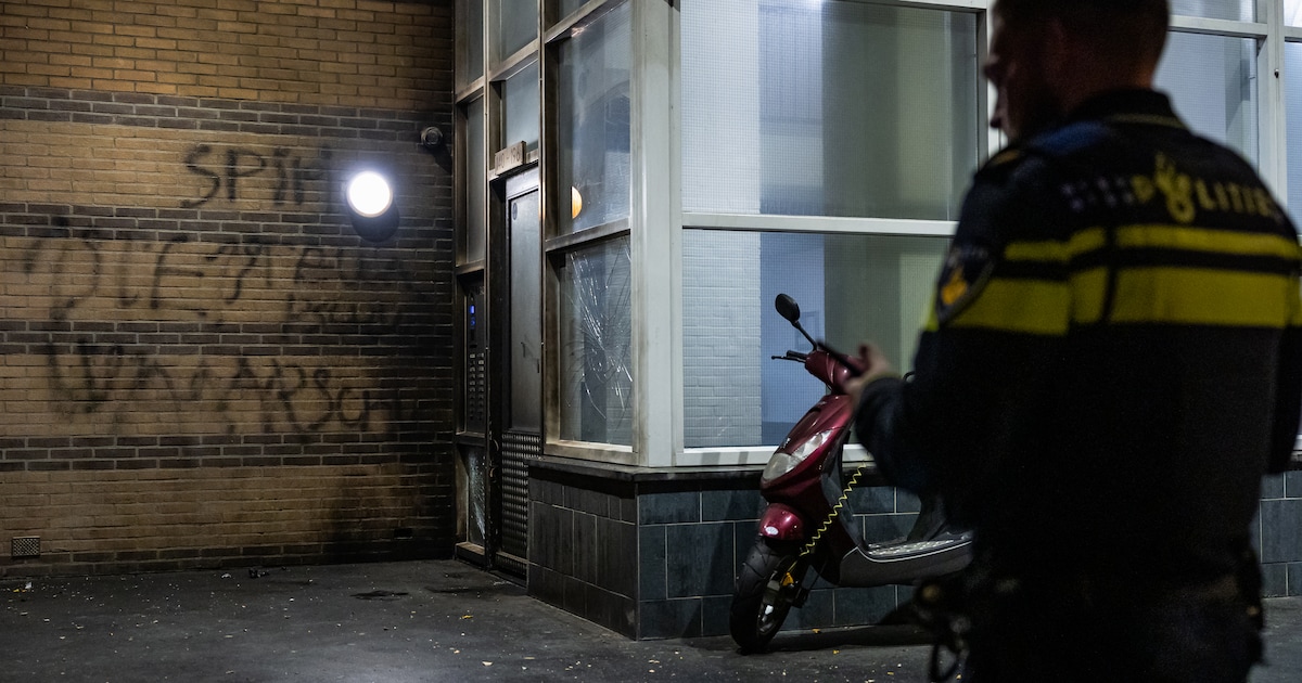 Waarschuwing op muur naast ingang van Rotterdamse flat gespoten na explosie