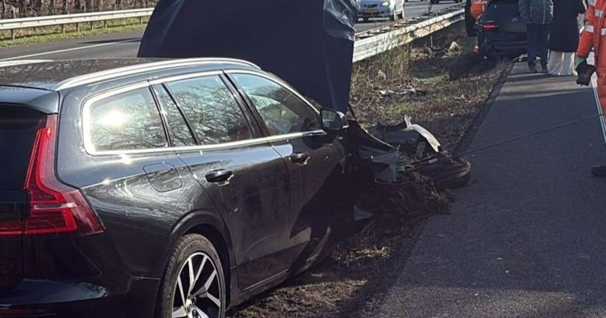 Auto en vangrail raken fors beschadigd bij ongeval op de A4 bij Hoogerheide