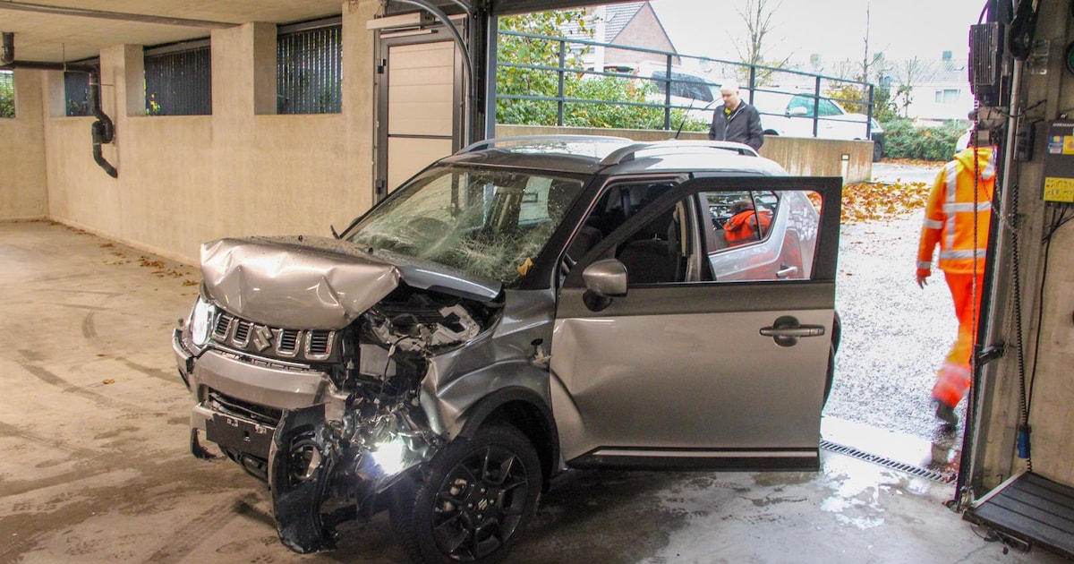 Auto stort in Bodegraven van een helling een garage in, bestuurder gewond