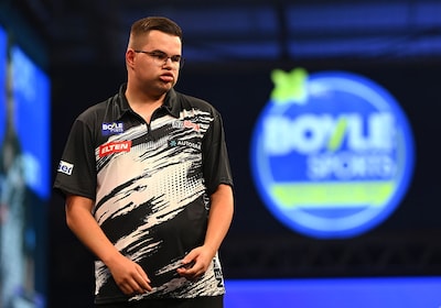 Gian van Veen komt tekort tegen Jonny Clayton en strandt in halve finale Swiss Darts Trophy