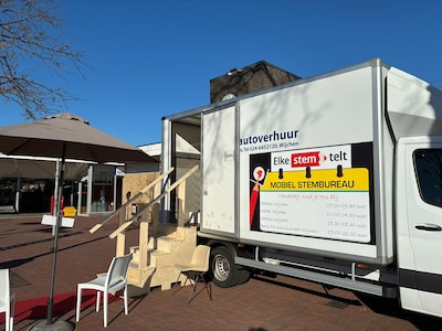 Voor het eerst rijdt er een mobiel stembureau rond in Wijchen: ‘Lekker makkelijk’