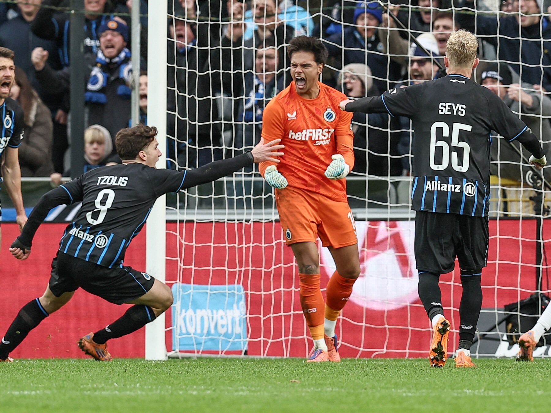 NAC krijgt drie keer rood en geeft voorsprong weg: FC Volendam houdt ...