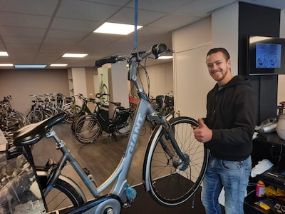 Wesley (25) begint fietsenzaak in Apeldoorn Zuid: 'Trots op'