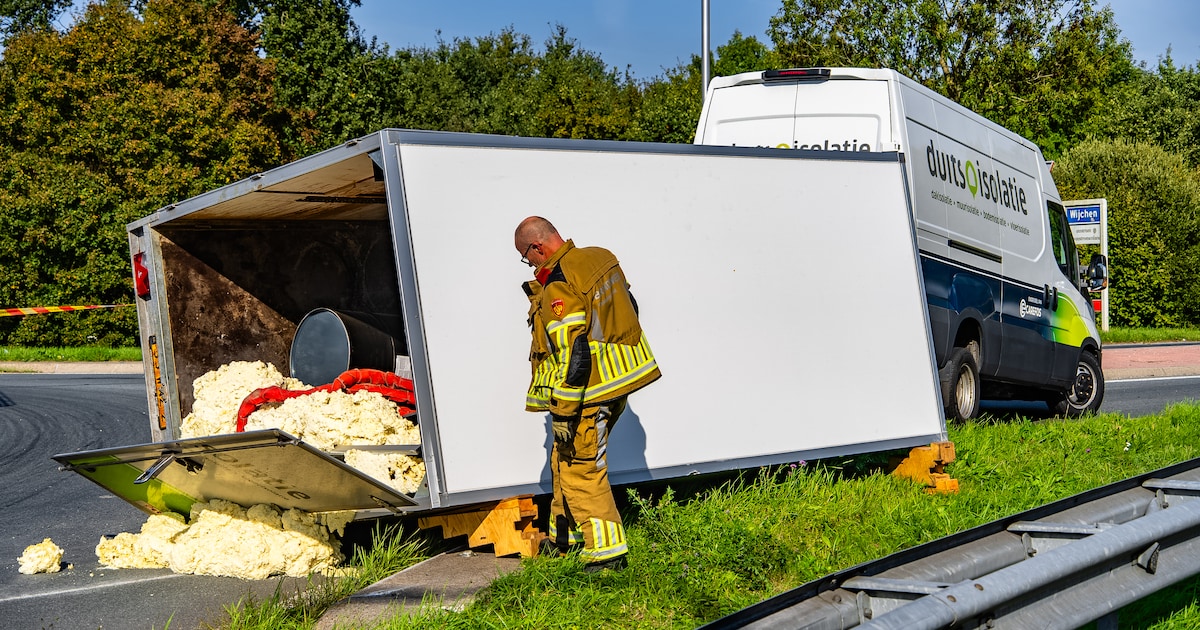 Aanhangwagen met vaten isolatieschuim kantelt op rotonde Wijchen