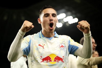 Ajax bevestigt komst miljoenenaankoop Oscar Gloukh: ‘Een slimme speler met een uitstekend spelinzicht’