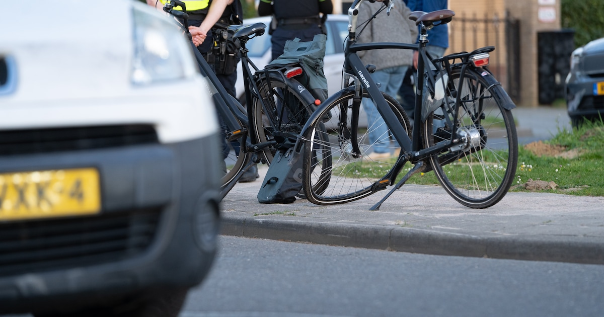 Fietser gewond na botsing met bestelbus op de Danzigweg in Deventer