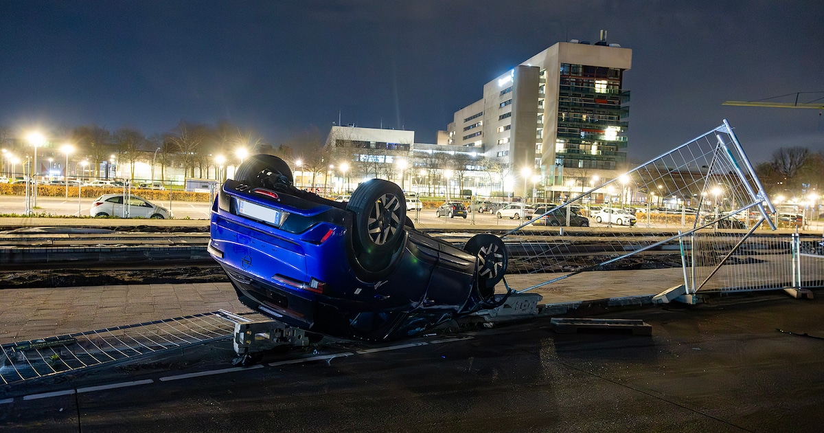 Auto slaat over de kop op de Europaweg in Haarlem: bestuurder gevlogen