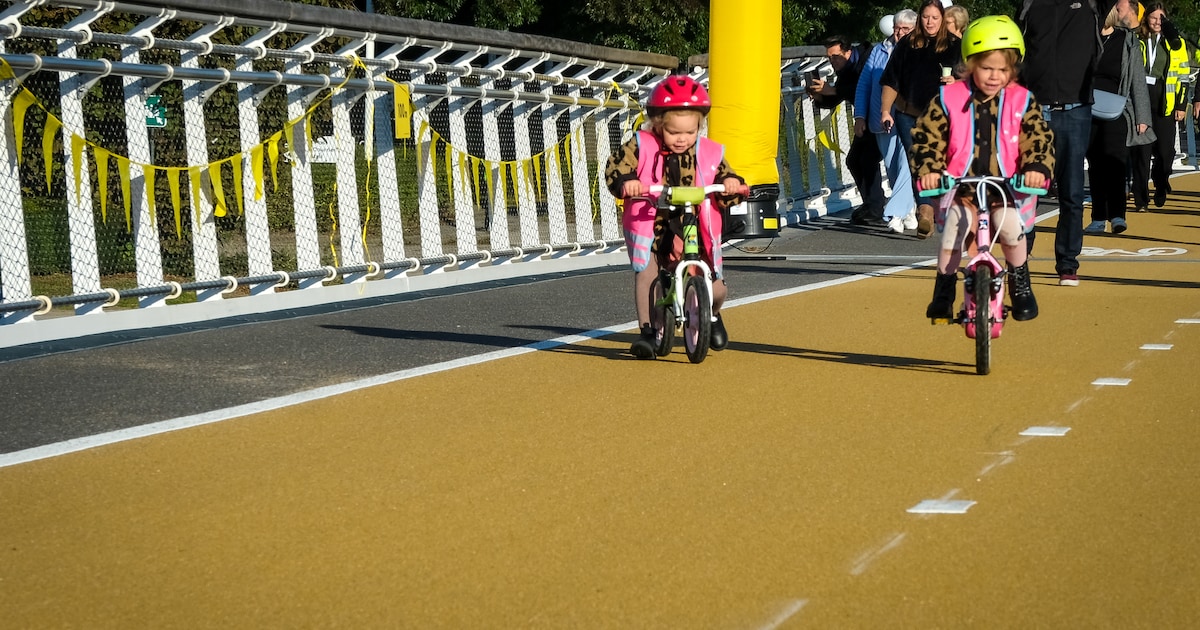 Nieuwe fietsbrug bij Laan van Welhorst wordt geplaatst