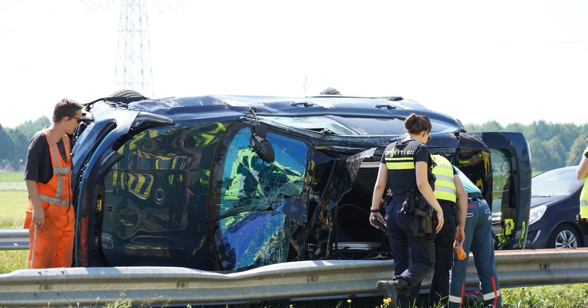 Auto over de kop geslagen op A28 bij Beilen, bestuurder behandeld