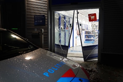 Ramkraak bij elektrowinkel in Den Bosch: deur compleet vernield, spullen buitgemaakt