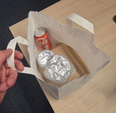 Maaltijdbezorger belt aan bij politie met eten voor iemand in de cel