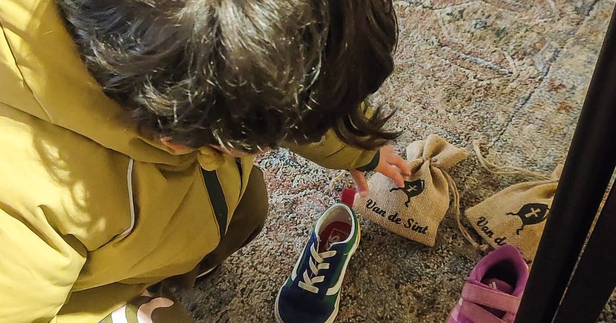 Unboxing! Dit zit er in de schoentjes die je kon zetten bij winkeliers in Woerden