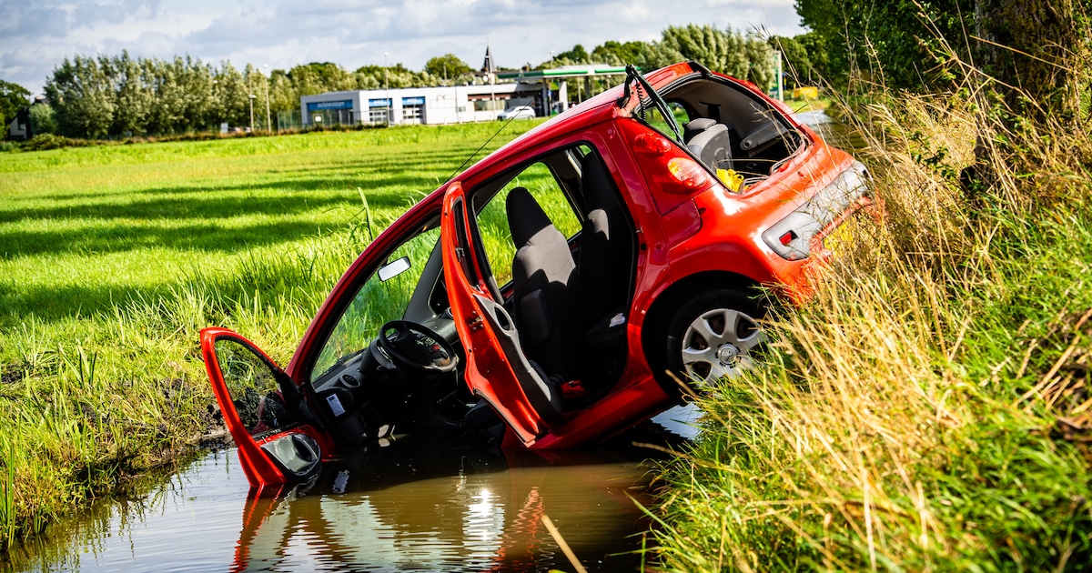 Auto belandt in sloot na botsing op N201 in Vreeland