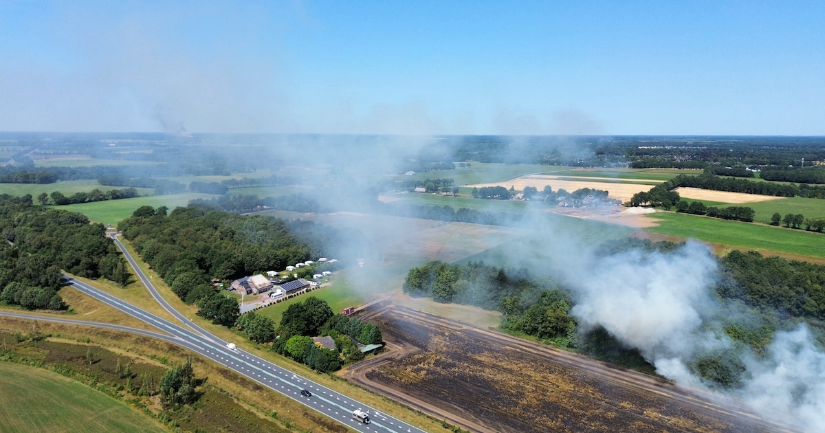 Zo'n 30 campinggasten moeten schuilen voor felle akkerbrand in Eursinge, brandweer voorkomt uitbreid