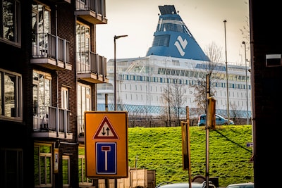 Hoe het is om te wonen naast opvangschip met 2000 mensen: ‘Ze liggen hooguit in het gras bij mooi we