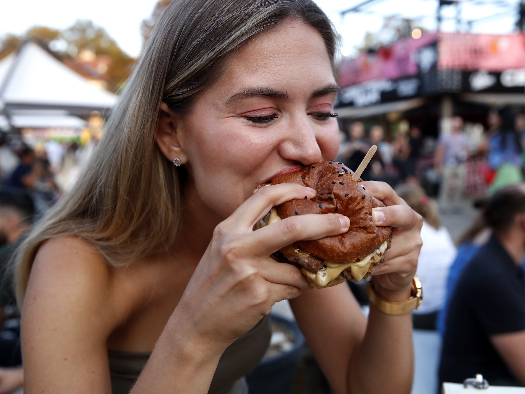 Broodje burger 28 euro: ‘Het vel wordt ons tijdens uitjes over de neus getrokken’