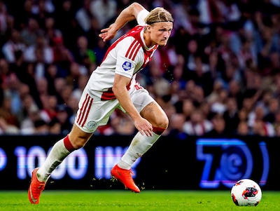 Knieblessure werpt bij Ajax opgeleefde Kasper Dolberg ver terug