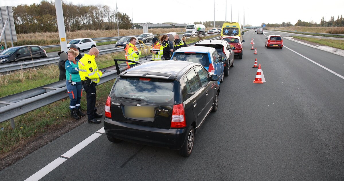 Drie voertuigen in botsing op de A4 bij Schipluiden, lange files door afsluiting A13