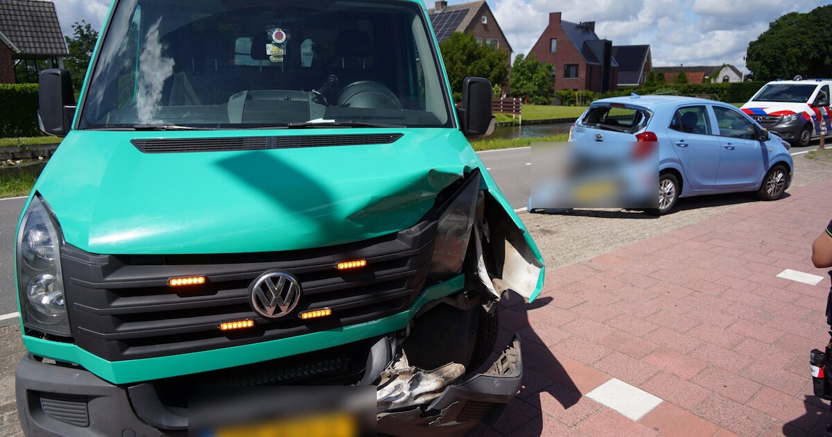 Busje botst achterop auto aan Noordeindseweg in Berkel en Rodenrijs