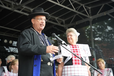 53e editie van Spakenburgse Dagen geopend door nieuwe burgemeester Jaco Geurts (in traditionele kled