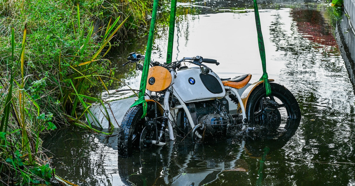 Motor met zijspan in kanaal beland in Ter Aar