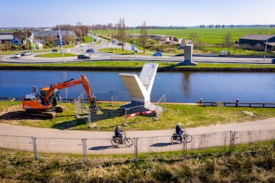 Bouw fietsbrug over Aarkanaal hervat, maar is die voor 31 mei klaar?