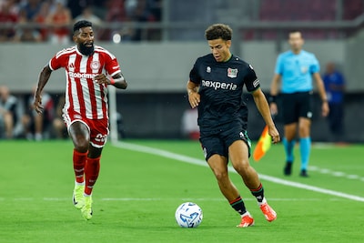Gele kaart voor speler Olympiakos na overtreding op Fonville, Tadic op de bank bij NEC