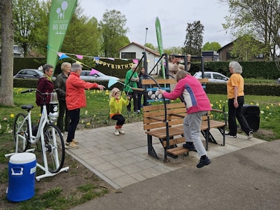 Nieuwe beweegbank in Valkenswaard stimuleert samen bewegen in Wilhelminapark