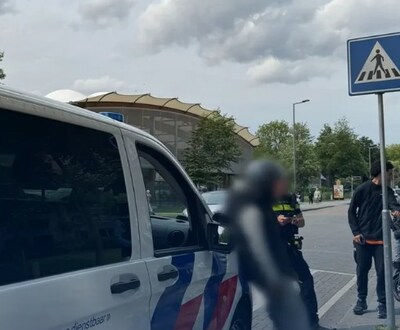 Scooterrijder zonder rijbewijs krijgt bekeuring, maar agenten zien hem tien minuten later opnieuw rijden
