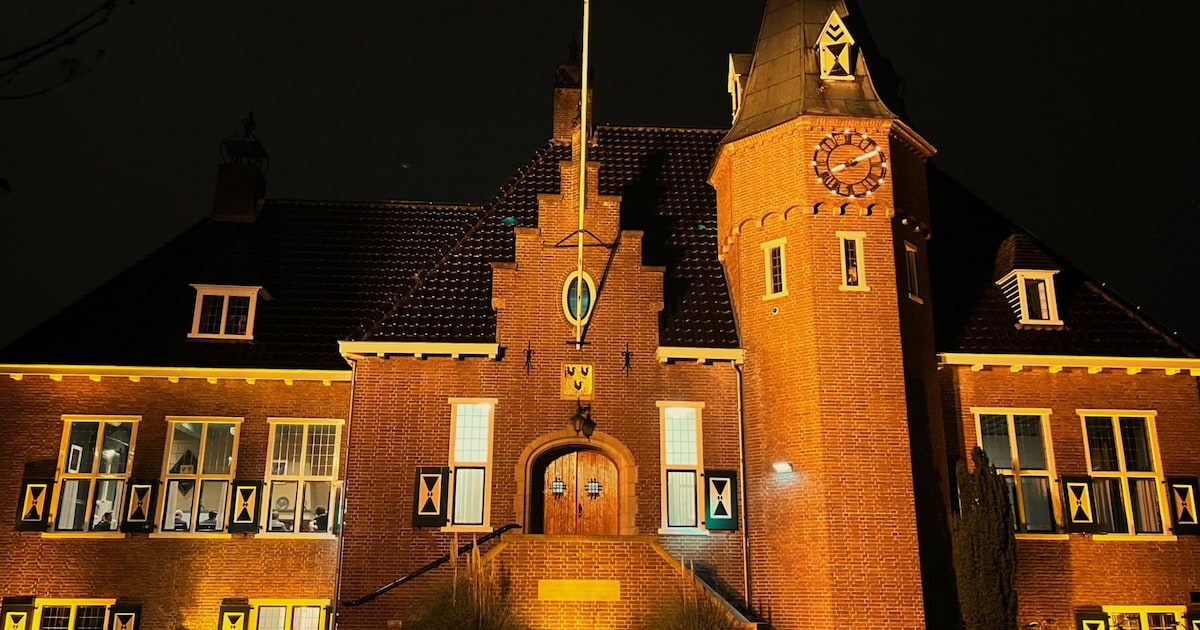 Woudenbergs gemeentehuis oranje als statement tegen geweld tegen vrouwen