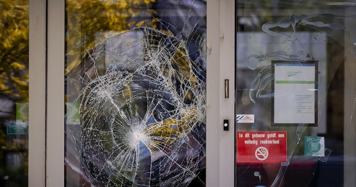 Man (34) krijgt zes weken cel voor ‘bizar geweld’ bij gemeentehuis Loosdrecht: ‘Ik was goed in de ol