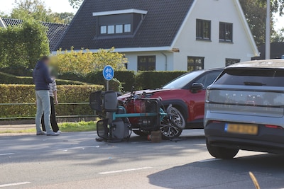 Botsing tussen duofiets en auto in Lunteren: traumahelikopter gealarmeerd
