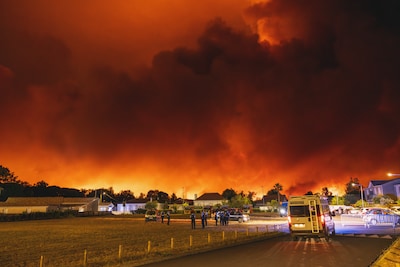 Vuurrode lucht in Frankrijk: 110.000 mensen geëvacueerd, ambassade waarschuwt Nederlanders