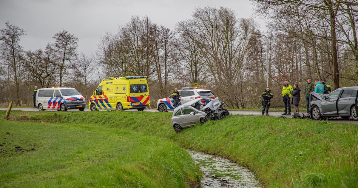 Gewonde bij harde botsing tussen twee auto’s op Robyntsjewei in Eastermar