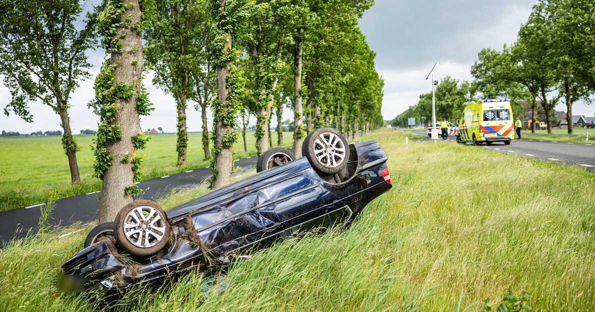 Auto belandt op z'n kop in berm aan Strjiwei in Tjerkgaast