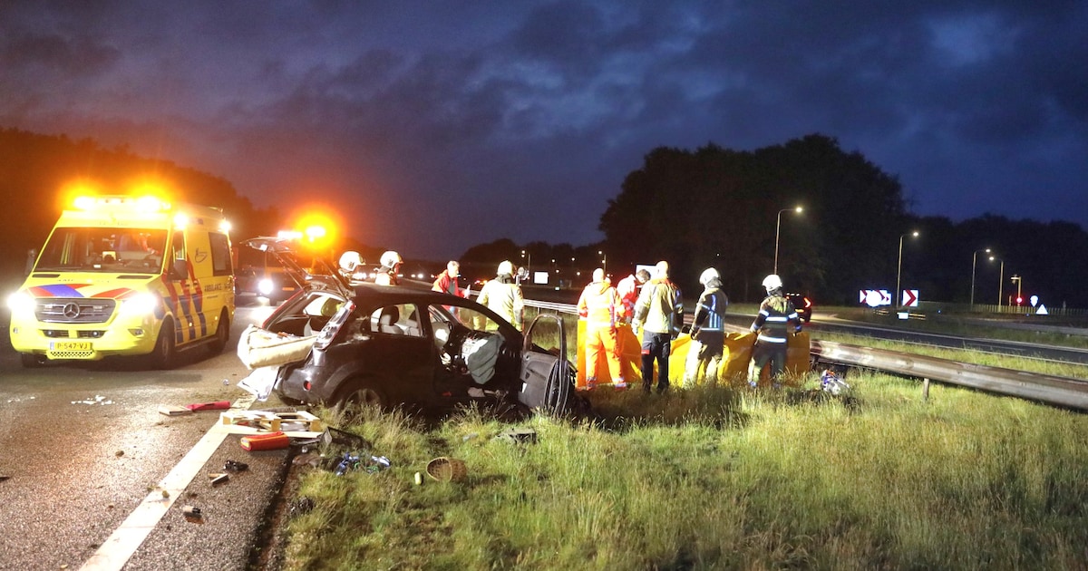 Bestuurder uit wrak bevrijd na crash op A27 richting Utrecht, politie roept op beelden te delen