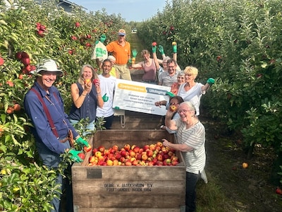Vrijwilligers uit Zoetermeer plukken 6500 kilo appels voor Voedselbank