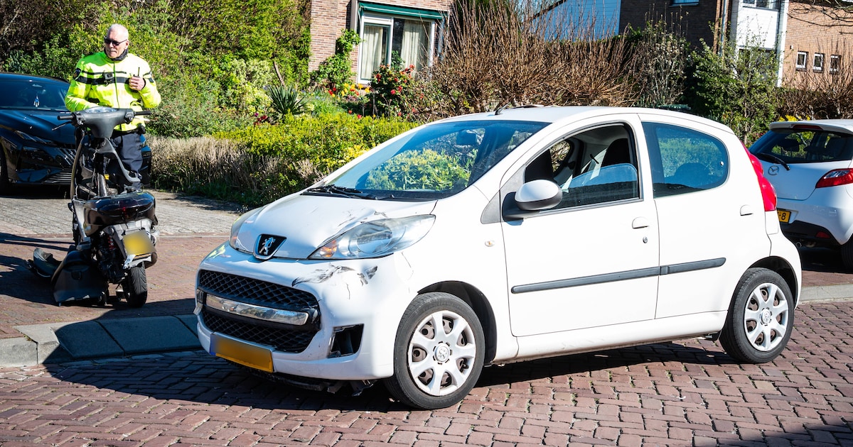 Botsing tussen auto en scooter op Opzoomerlaan in Hellevoetsluis