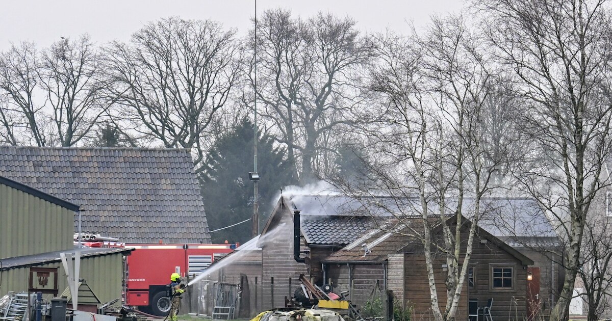 Brand breekt uit in schuur met auto’s bij woning in Prinsenbeek