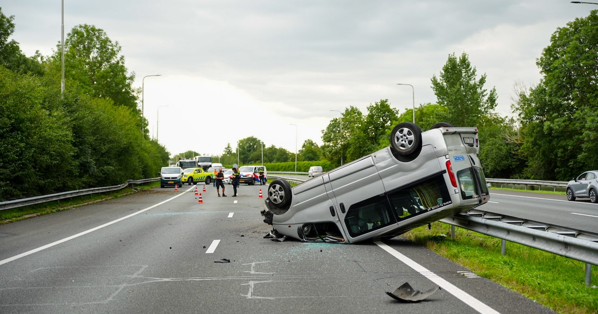 Passagier uit bestelbus geslingerd bij ernstig ongeval op A7 bij Wognum