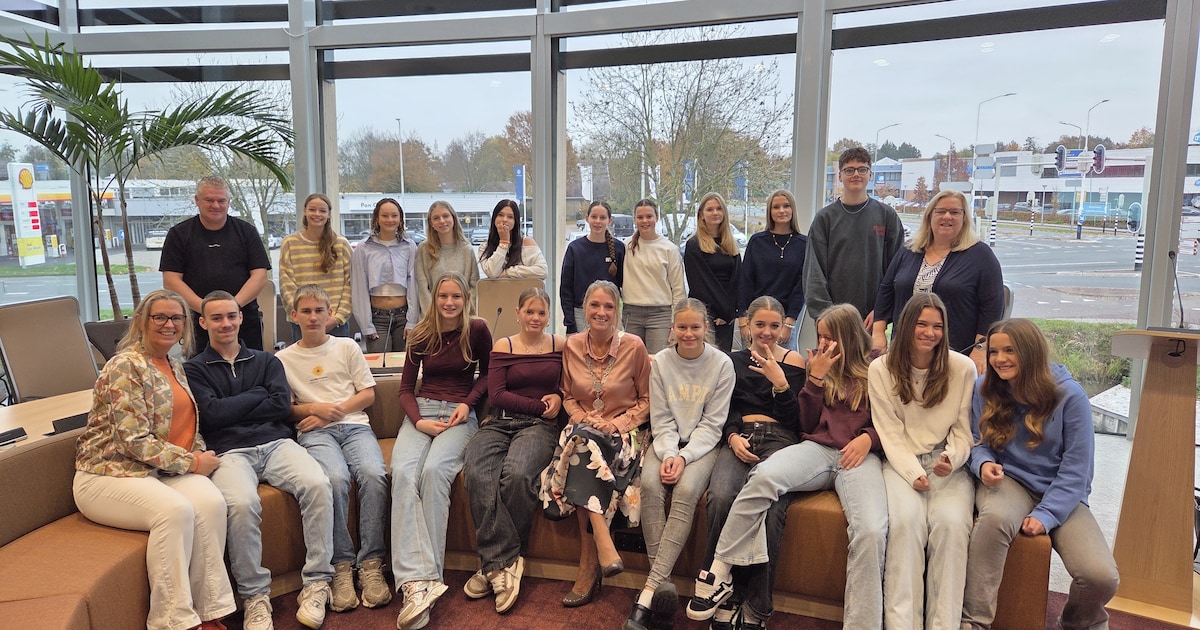 Leerlingen leren over democratie in raadzaal van gemeente Nijkerk