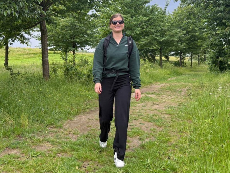 Benthe Eijkelkamp oefent voor de Vierdaagse.