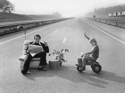 Deze foto uit 1973 duikt élke keer weer op: een 6-jarige op een tractor en een bankstel op de A12